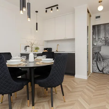 Moniuszki One-bedroom By Renters Varsovie