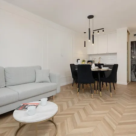 Moniuszki One-bedroom By Renters * وارسو